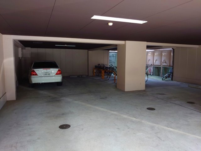 ホリーコートの駐車場