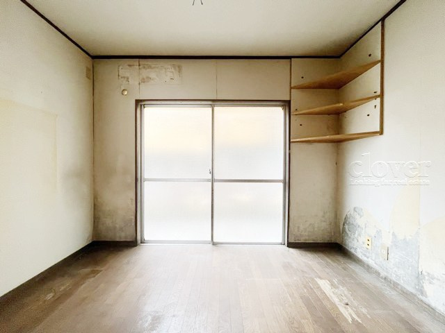 【洋室】 | 駒沢パークサイドマンション | 洋室1　窓から明るい光が差し込む洋室。ベッドを置いて個人居室にする場合は、多くの時間を過ごすことになる空間です。使い勝手や落ち着きを想像してください。～即日のご見学可能～　お問合せはお気軽にどうぞ。
