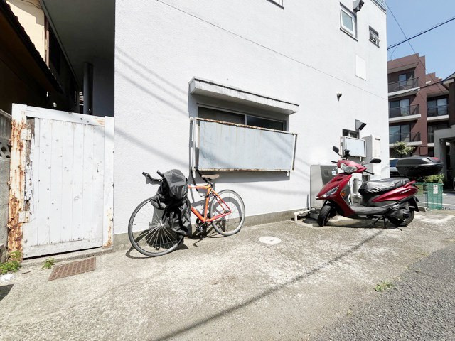 【駐輪場】 | 駒沢パークサイドマンション | 自転車置き場。マンションの共用部にあたります。空きの有無や駐輪料金、各戸の台数制限などについては、改めてお問い合わせください。～即日のご見学可能～　お問合せはお気軽にどうぞ。
