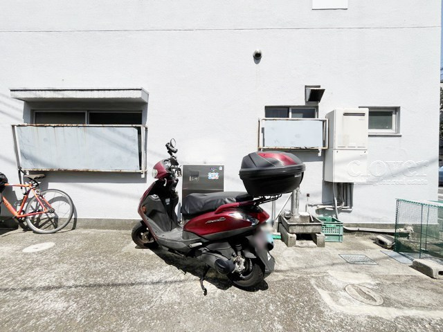 【駐車場】 | 駒沢パークサイドマンション | バイク置き場。空き区画の有無や駐輪料金、サイズおよび排気量規定などについては、改めてお問い合わせください。～即日のご見学可能～　お問合せはお気軽にどうぞ。
