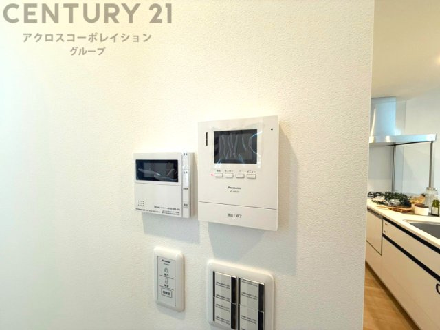 訪問者が来たときにテレビ画面で確認できるため、安心してドアを開けられます。録画機能があるものもあり、留守中に来訪者を記録しておくことができます。利便性が高く、セキュリティ面でも安心です。