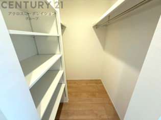 収納力が高く洋服や小物を整理しやすく、更衣室のように使え、部屋がすっきり保てます。収納の配置を自由に調整でき、換気性が良く防湿・防虫対策も可能。快適で機能的な生活空間を実現できます♪