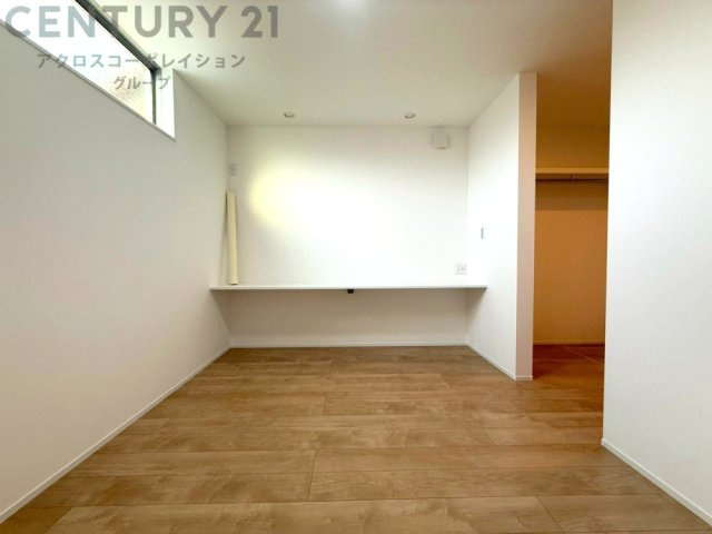 子供部屋…創造性や成長を促す遊びの空間を提供。学習や趣味に集中できる環境を整えます。個別のプライベートスペースは自己表現と自立心を育み、心地よい睡眠環境を整えリラックスできる場所を提供。