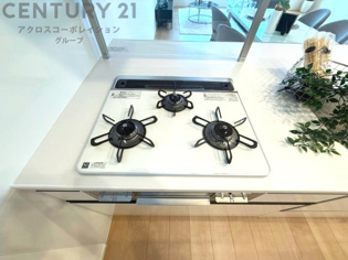 多数の調理器具を同時に使用でき、料理の効率化が可能。省エネで節約になり、様々な料理スタイルに適応できます。また、火力調整が独立しており、手入れや掃除もしやすく、今よりもっとお料理が楽しくなるかも。
