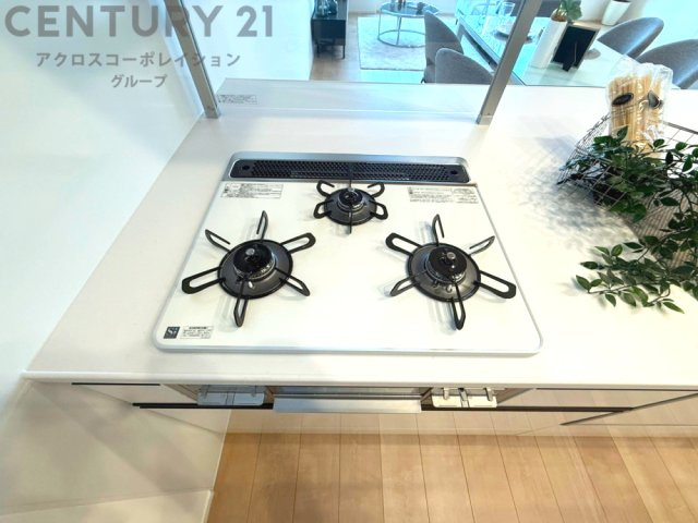 多数の調理器具を同時に使用でき、料理の効率化が可能。省エネで節約になり、様々な料理スタイルに適応できます。また、火力調整が独立しており、手入れや掃除もしやすく、今よりもっとお料理が楽しくなるかも。