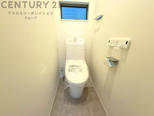 温水洗浄便座付トイレは温水洗浄機能により、暖かい水でおしりを洗浄することができ、冷たい水を使う従来の便座に比べ、温水洗浄機能で暖かいトイレを提供し、快適な使用を可能にします。
