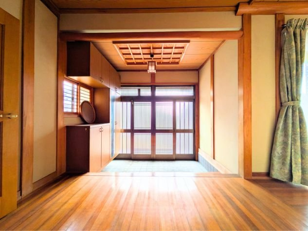 溝辺町戸建の玄関|収納もある玄関です