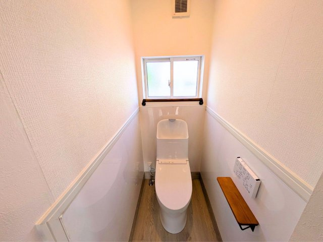 土居町戸建てのトイレ|手洗い一体型トイレ。窓があり換気がしやすい仕様。