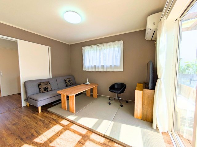 土居町戸建ての洋室|くつろぎや来客時の座席として使える洋室。