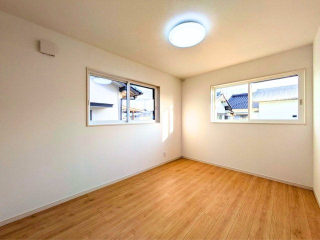 越智2丁目戸建ての洋室|二面採光の明るい個室。ワークデスクやベッドの配置がしやすい長方形。