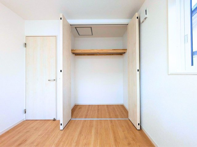 松山市越智２丁目の中古一戸建の収納|ハンガーパイプと枕棚付きで衣類をすっきり収納。