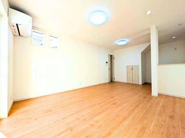 越智2丁目戸建ての居間・リビング|対面カウンター越しにキッチンとつながるレイアウト。会話がしやすい距離感。