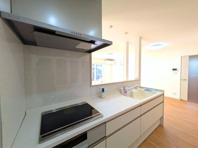 松山市越智２丁目の中古一戸建のキッチン|フラット天板と整流板レンジフード。手元が見渡せる配置です。