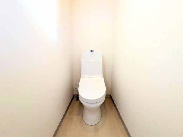 松山市越智２丁目の中古一戸建のトイレ|シンプルな空間で清掃しやすい床材を採用。