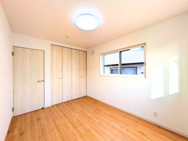 松山市越智２丁目の中古一戸建の洋室|折れ戸クローゼット付きの個室。季節物の衣類もまとめて収納できます。