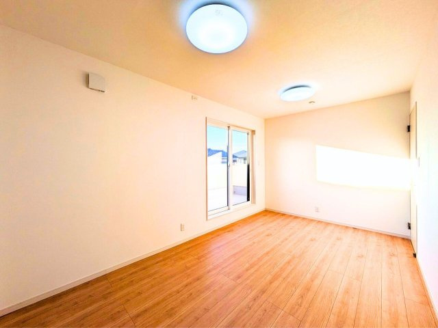 越智2丁目戸建ての洋室|                                                  