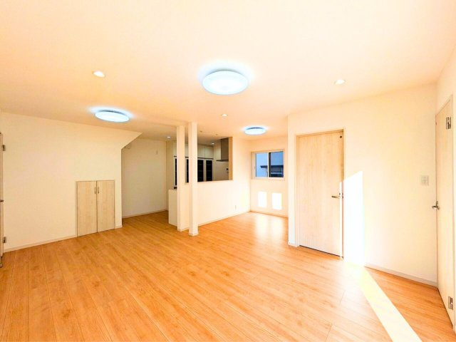松山市越智２丁目の中古一戸建の居間・リビング|開口から光が入る空間。柱を境に家具配置がしやすい形です。