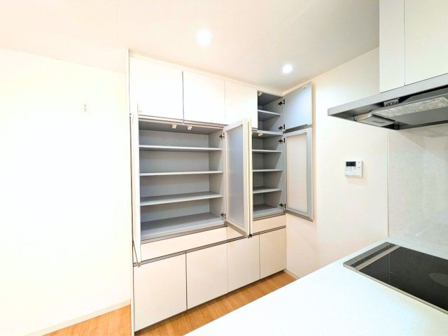 松山市越智２丁目の中古一戸建の収納|キッチン後ろには大容量のキャビネット！