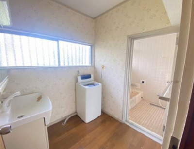 【洗面所】 | 福津市若木台4丁目戸建 | 掲載写真はAI加工済みです。家具・家電は売買対象外です。現況を優先します。