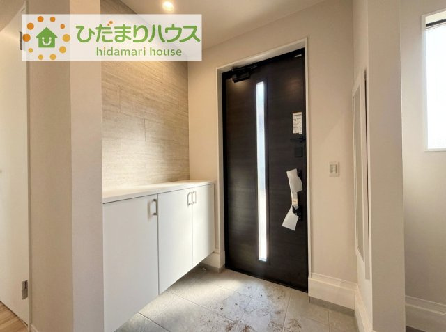 【玄関】 | つくば市東光台2期　新築戸建　1号棟 | 毎日「行ってきます」「ただいま」をいう玄関は明るく光が差し込みます♪