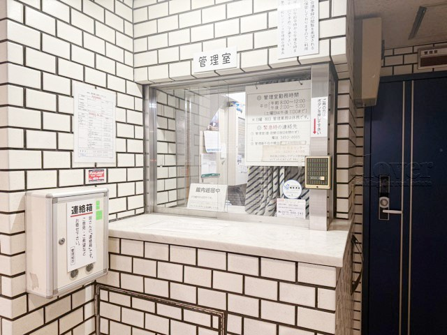 【受付】 | 秀和第2田町レジデンス | 管理人さんが勤務する管理室。このマンションがきれいに保たれているのは、もちろん管理人さんのおかげ。～即日のご見学可能～　お問合せはお気軽にどうぞ。
