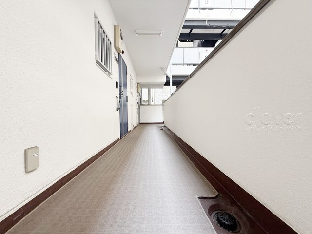 【その他共用部分】 | 秀和第2田町レジデンス | 共用廊下です。ここもきれいに清掃されています。周囲のお部屋の様子も、ぜひ伺ってみてください。～即日のご見学可能～　お問合せはお気軽にどうぞ。

