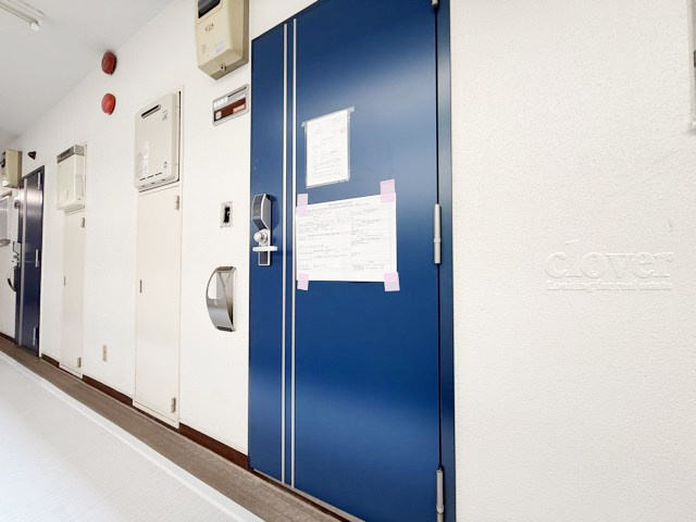 【その他共用部分】 | 秀和第2田町レジデンス | 皆様をお迎えする、お部屋の玄関ドア。開けやすさや開放角度、ドアノブの操作しやすさや鍵の形状などを、現地で一度ご確認ください。～即日のご見学可能～　お問合せはお気軽にどうぞ。
