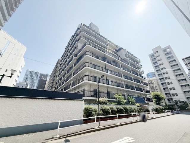 【現況写真】 | 秀和第2田町レジデンス | 外観と前面道路の様子。～即日のご見学可能～　お問合せはお気軽にどうぞ。