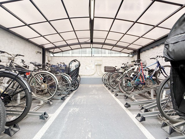 【駐輪場】 | 秀和第2田町レジデンス | 自転車置き場。マンションの共用部にあたります。空きの有無や駐輪料金、各戸の台数制限などについては、改めてお問い合わせください。～即日のご見学可能～　お問合せはお気軽にどうぞ。

