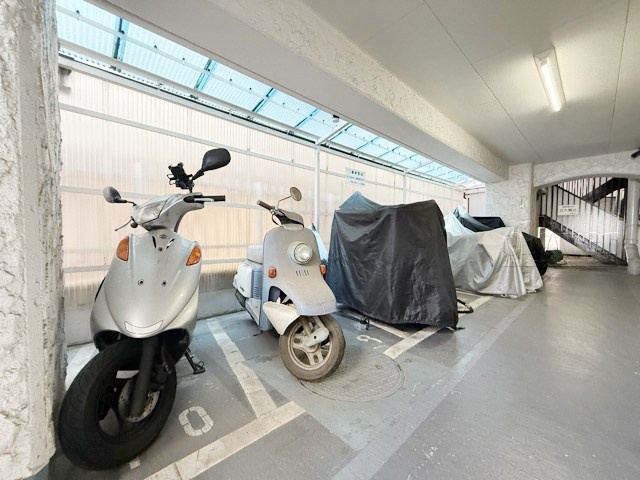 【駐車場】 | 秀和第2田町レジデンス | バイク置き場。空き区画の有無や駐輪料金、サイズおよび排気量規定などについては、改めてお問い合わせください。～即日のご見学可能～　お問合せはお気軽にどうぞ。
