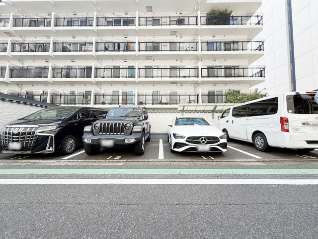 【駐車場】 | 秀和第2田町レジデンス | マンションの駐車場スペース。空きの有無や駐車料金、サイズ規定などについては、改めてお問い合わせください。～即日のご見学可能～　お問合せはお気軽にどうぞ。

