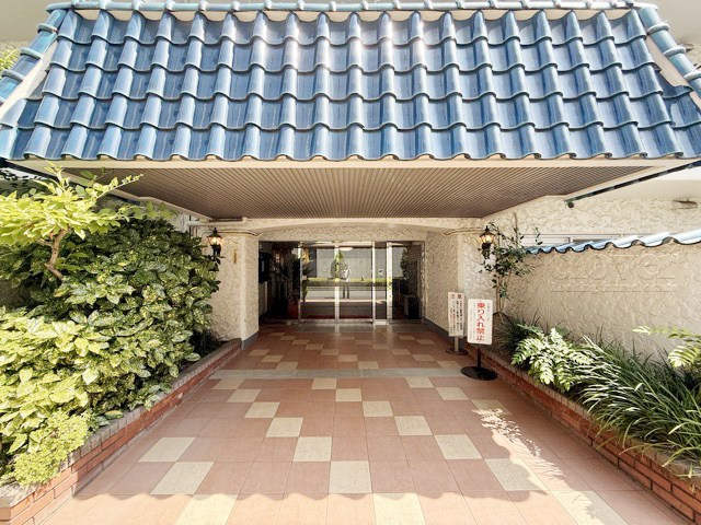 【エントランス】 | 秀和第2田町レジデンス | 夜間オートロックを備えたマンションのエントランス。時間を区切って皆様の「安全」を確保してくれる設備です。うれしくも安心感のある機能性です。～即日のご見学可能～　お問合せはお気軽にどうぞ。
