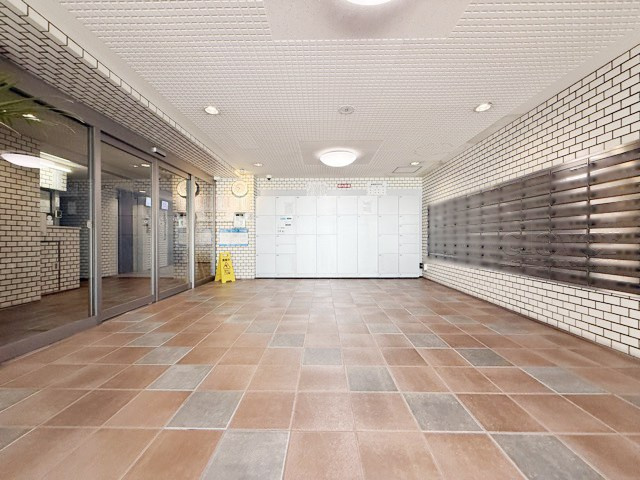 【ロビー】 | 秀和第2田町レジデンス | マンションの建物内に入って最初に目にする空間が、このエントランスホールです。それほど広くはありませんが、しっかりと清潔感が保たれています。～即日のご見学可能～　お問合せはお気軽にどうぞ。
