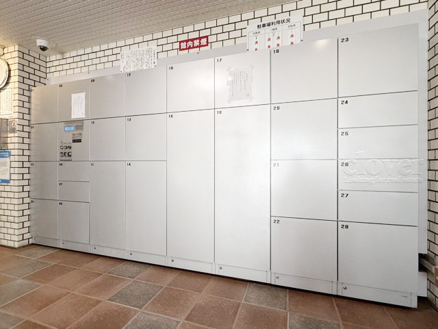 【設備】 | 秀和第2田町レジデンス | 通勤や通学、おでかけなどで家をあけている間にも荷物を受け取れる宅配BOX。ネット通販や宅配サービスの利用頻度が高い人にとっても、うれしい設備です。～即日のご見学可能～　お問合せはお気軽にどうぞ。
