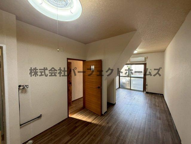 高野道1丁目戸建　賃貸の内装|明るい室内です