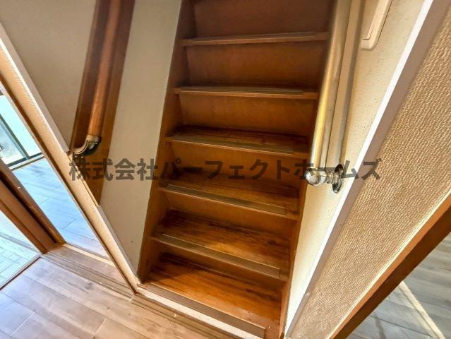高野道1丁目戸建　賃貸の内装|明るい色調の室内です
