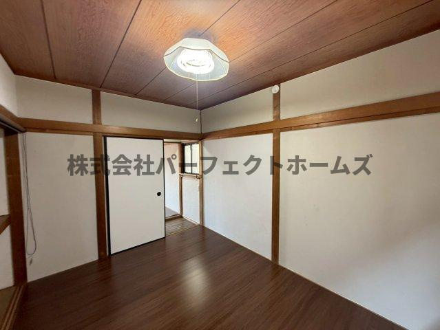 高野道1丁目戸建　賃貸の洋室|落ち着いた色調の洋室です