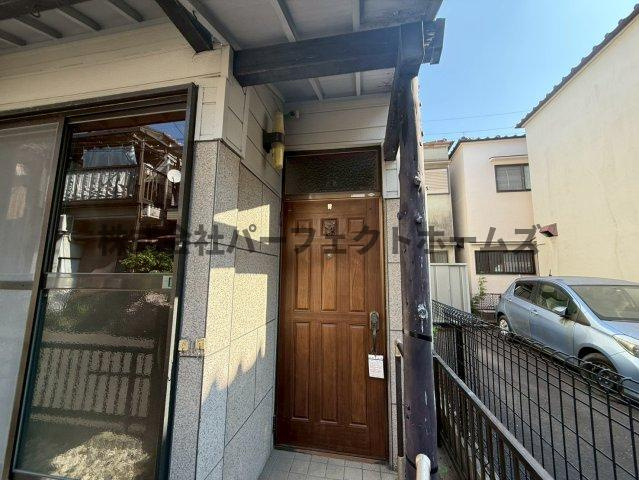 高野道1丁目戸建　賃貸のエントランス|ゆとりのあるエントランスです