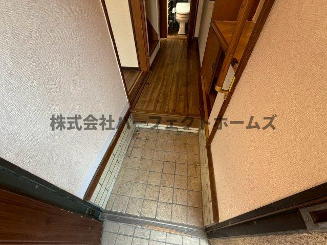 高野道1丁目戸建　賃貸の玄関|明るい玄関です