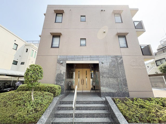 【外観】 | プリンスハイツ市ヶ谷 | 手入れの行き届いた外壁やエントランスなど、「見ればわかる」レベルで清潔感を保ったマンションです。築年数を感じさせない姿で皆様をお出迎えします。～即日のご見学可能～　お問合せはお気軽にどうぞ。
