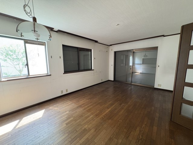 西岡本七丁目　中古戸建の洋室