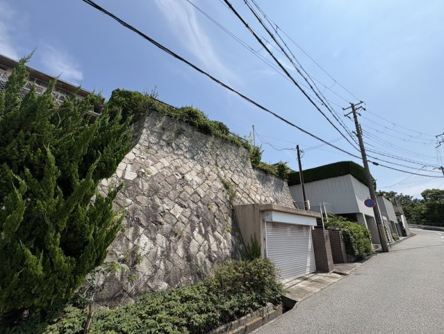 西岡本七丁目　中古戸建の前面道路含む現地写真