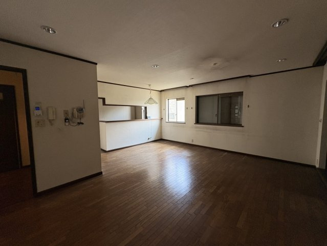 西岡本七丁目　中古戸建の居間・リビング