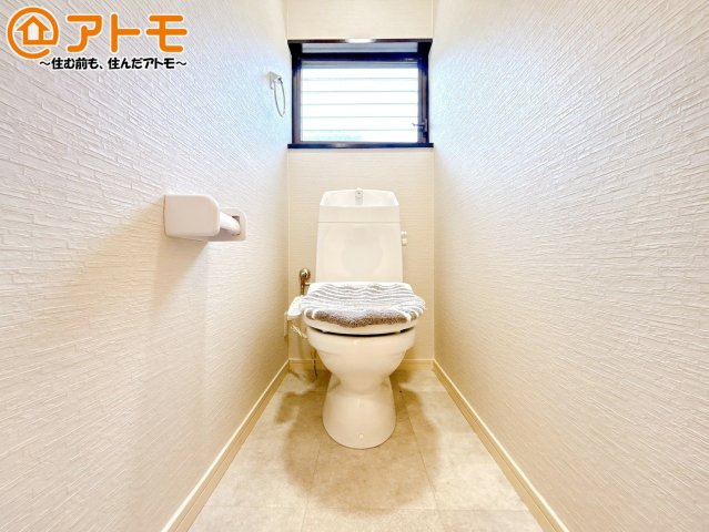 【トイレ】 | 沼津市大岡　中古一戸建て | 窓があり換気もすぐにできる、清潔感のあるトイレです♪