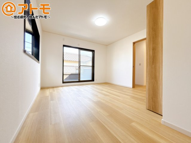 【子供部屋】 | 沼津市大岡　中古一戸建て | 広々使える収納付きの洋室です♪