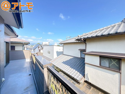 【バルコニー】 | 沼津市大岡　中古一戸建て | やっぱり助かる広々バルコニー♪お布団や洗濯物を干せるのはもちろん、広々としたバルコニーで少しでも家事を楽ちんに！