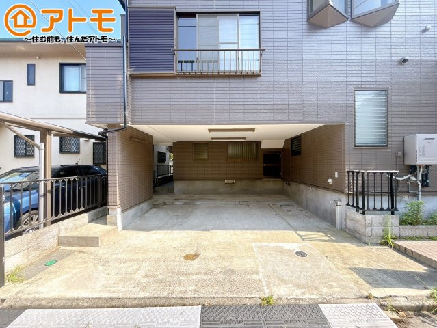 【駐車場】 | 沼津市大岡　中古一戸建て | 雨でもスムーズに乗り降りできるビルトイン駐車場♪