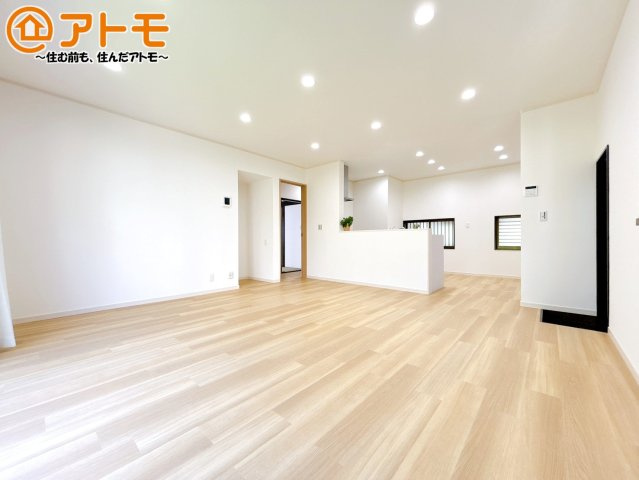 【居間・リビング】 | 沼津市大岡　中古一戸建て | 家族団らんのイメージは、リビングを思い浮かべませんか？リビングこそ広々とした空間が良いですね♪