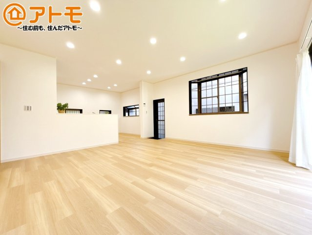 【居間・リビング】 | 沼津市大岡　中古一戸建て | 広々と開放的なLDKは、家族が自然と集まる広さ♪お子様のリビング学習にもピッタリ♪