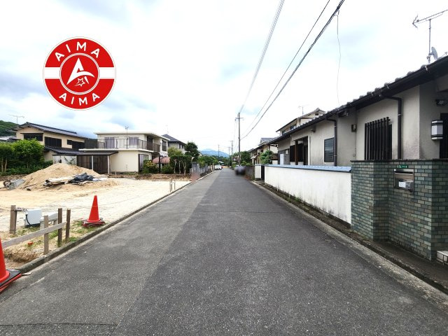 太宰府市青山3丁目第2-2棟（2号棟）の外観|前面道路含む現地の写真です。